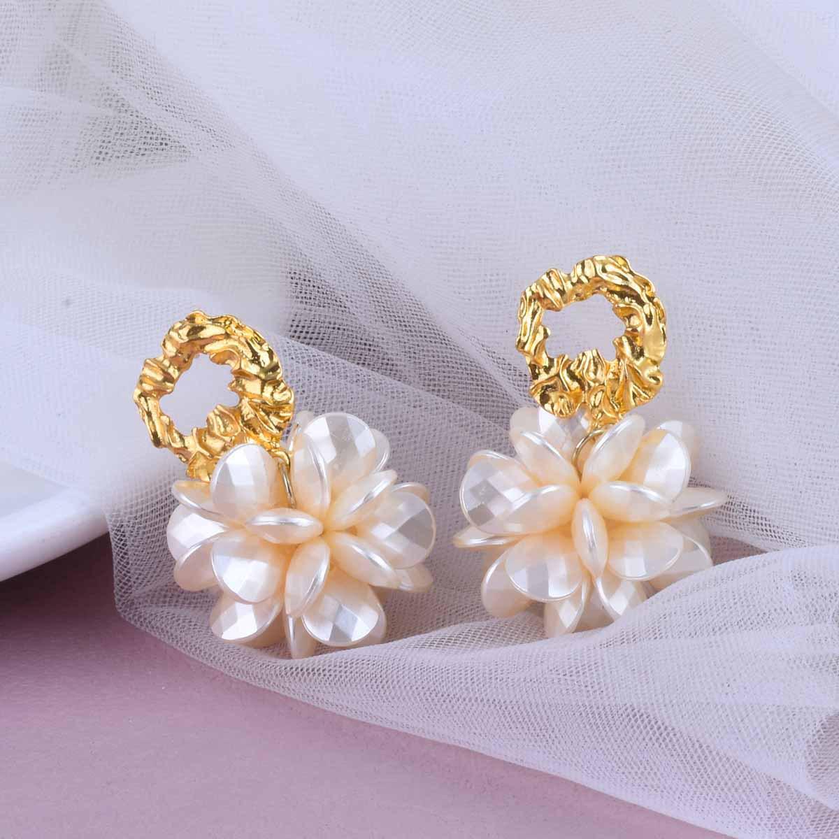 French Retro Metal Petal Dangle Earrings: Elegant, Unique Luxury Design. золотой