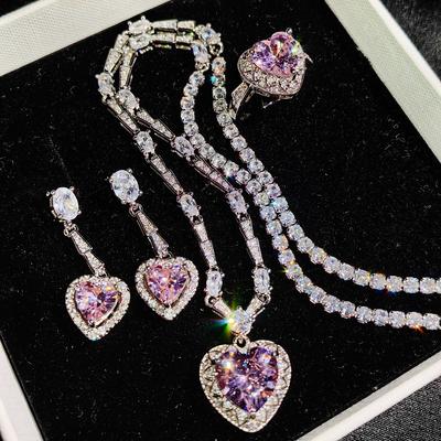Prominente Mode Pink Love Zirkon Halskette Herzförmiger rosa Diamant Leicht Luxus Anhänger Ohrringe Set Buntes Schatzring Damen