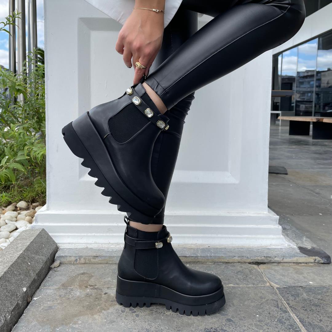 

Женские зимние сапоги на танкетке