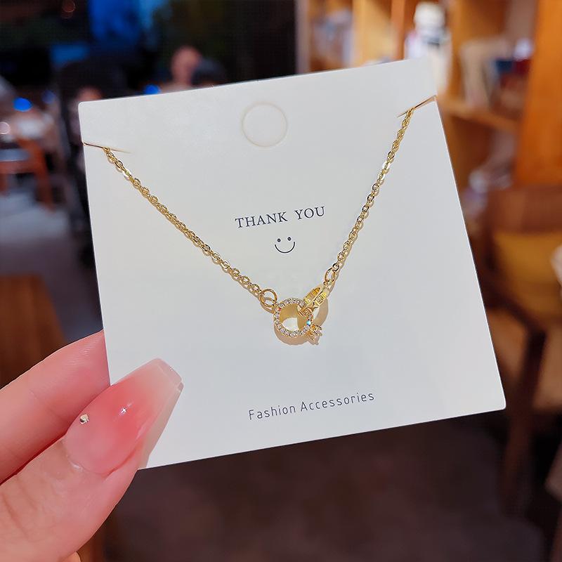 Leichte, luxuriöse, temperamentvolle Halskette mit Fee-Joker-Ins-Anhänger, neues, leichtes, luxuriöses Nischengeschenk für seine Freundin.