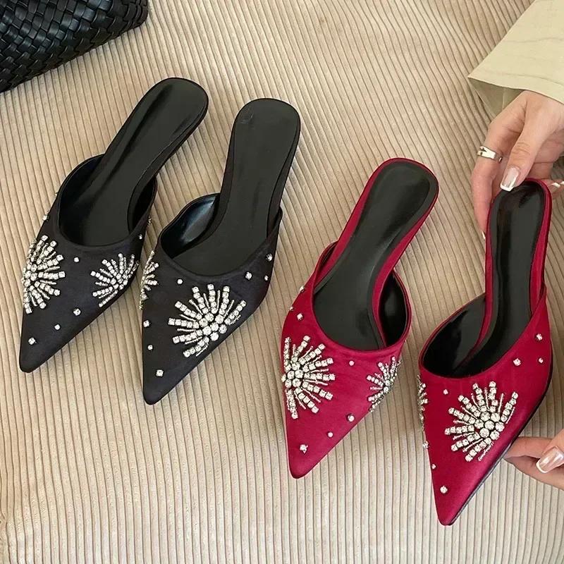 Fashion Fashion Satin Rhinestone Decoration Slide Sandals Women Sexy Pointed Toe Comfort Women Slippers Deluxe Designer Mules Loafers