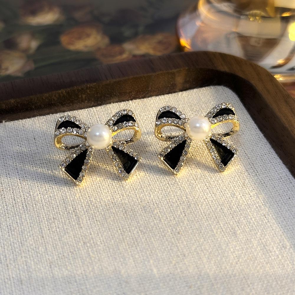 Simple Zircon Butterfly Earrings Light Luxury High-end Stud Earrings Temperament Fashionable Sweet Pearl Earrings Women