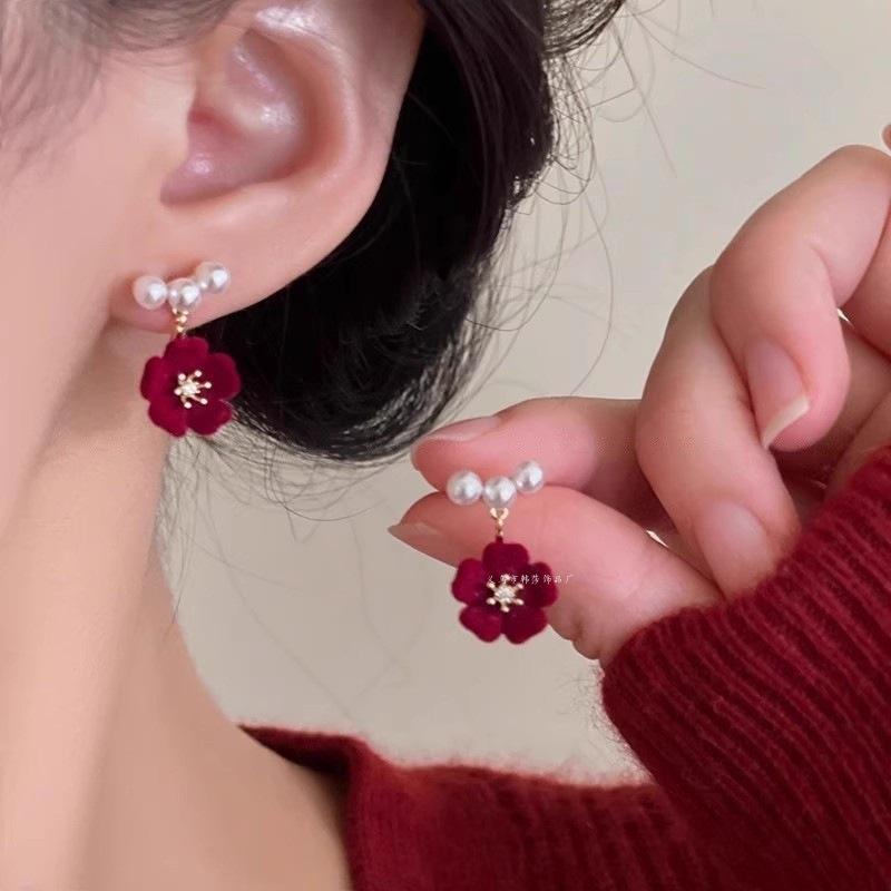 2025 New Year Red Velvet Pearl Earrings: Retro Hong Kong Style Whitening Studs for Women