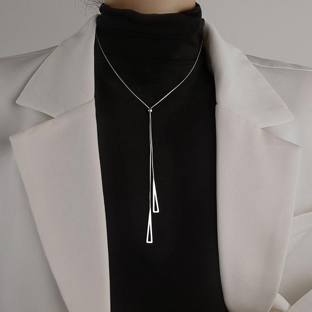 Luxuriös vergoldete weiße runde Mondstein-Anhänger-Halsketten für Damen Modeschmuck Choker Schlüsselbeinkette Kurze Charm-Halskette