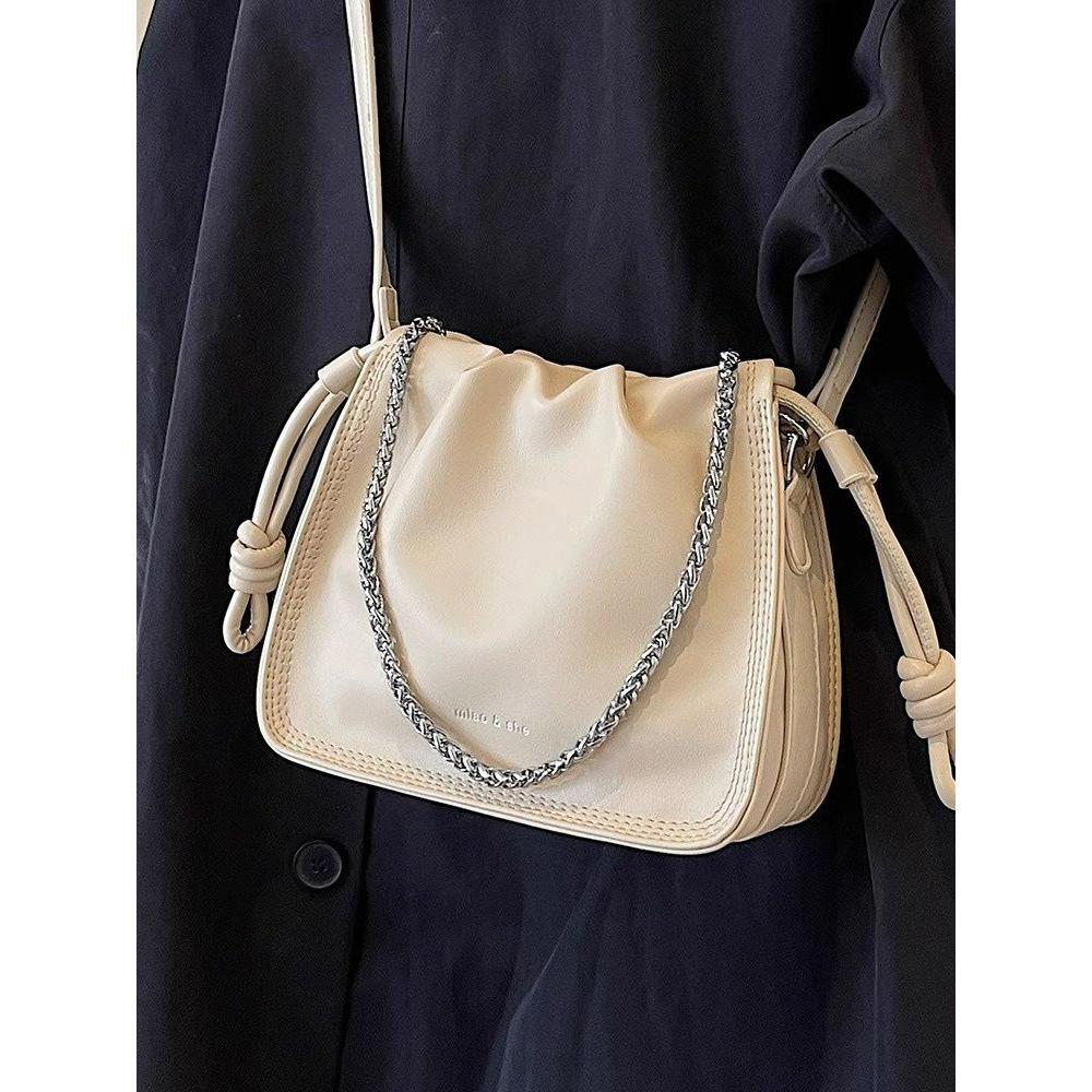 Niche design bag women's new 2025 fashion pleated shoulder bag versatile summer popular messenger bag