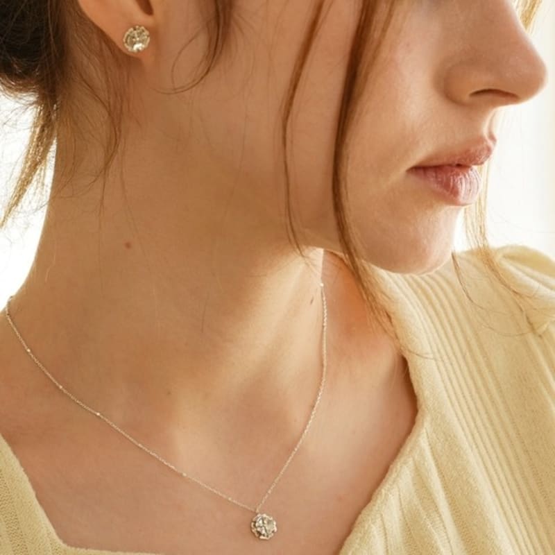 BELLOOGGI Lisianthus necklace