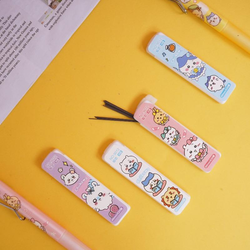 Carino Set Matite Meccaniche Chiikawa con Ricariche Mina 2B 0,5 mm Matite da Scrittura Cartoni Animati Kawaii Regalo Perfetto per Bambini e Studenti