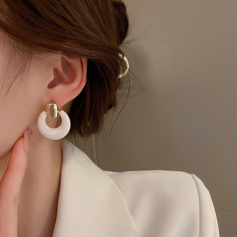 Retro Minimalist Geometric Circle Stud Earrings: Oil-Drip Steel Needle Design for Women