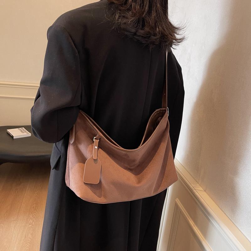 This year, large-capacity tote bags are popular for women's 2025 autumn and winter new versatile casual shoulder messenger commuter bags.