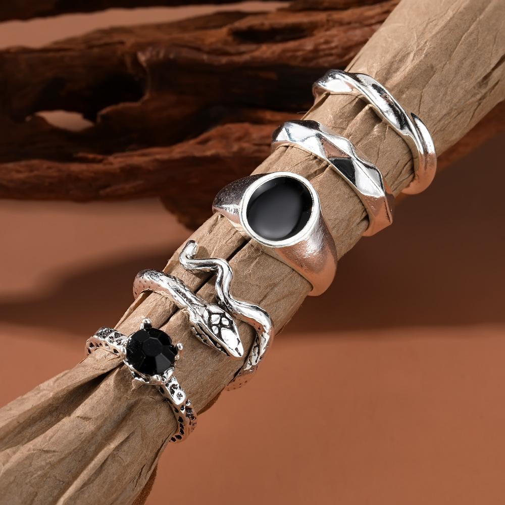 European and American-style fashion jewelry, suitable for work, with a light luxury aesthetic: butterfly chain, black resin ring, unique design,