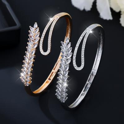 Korean Version of the New Fashionable and Exquisite Zircon-set Women's Simple Light Luxury Leaf Bracelet