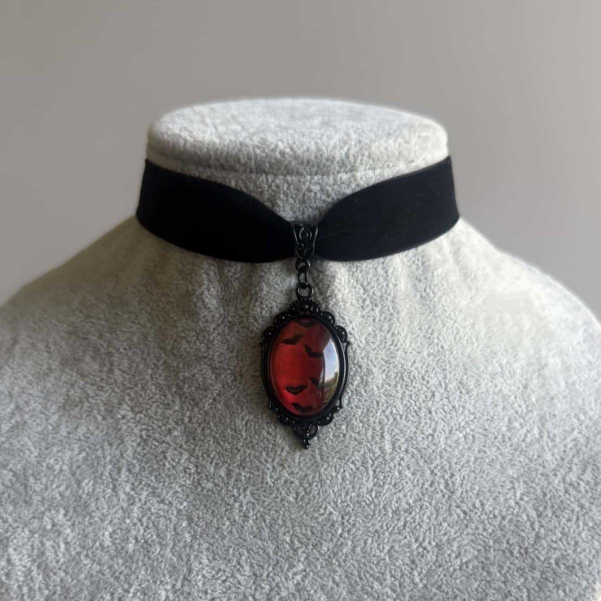 

Gothic Geometric Oval Glass Crystal Vampire Bat Pattern Pendant Black Velvet Necklace for Women Halloween Party Jewelry Gifts красный
