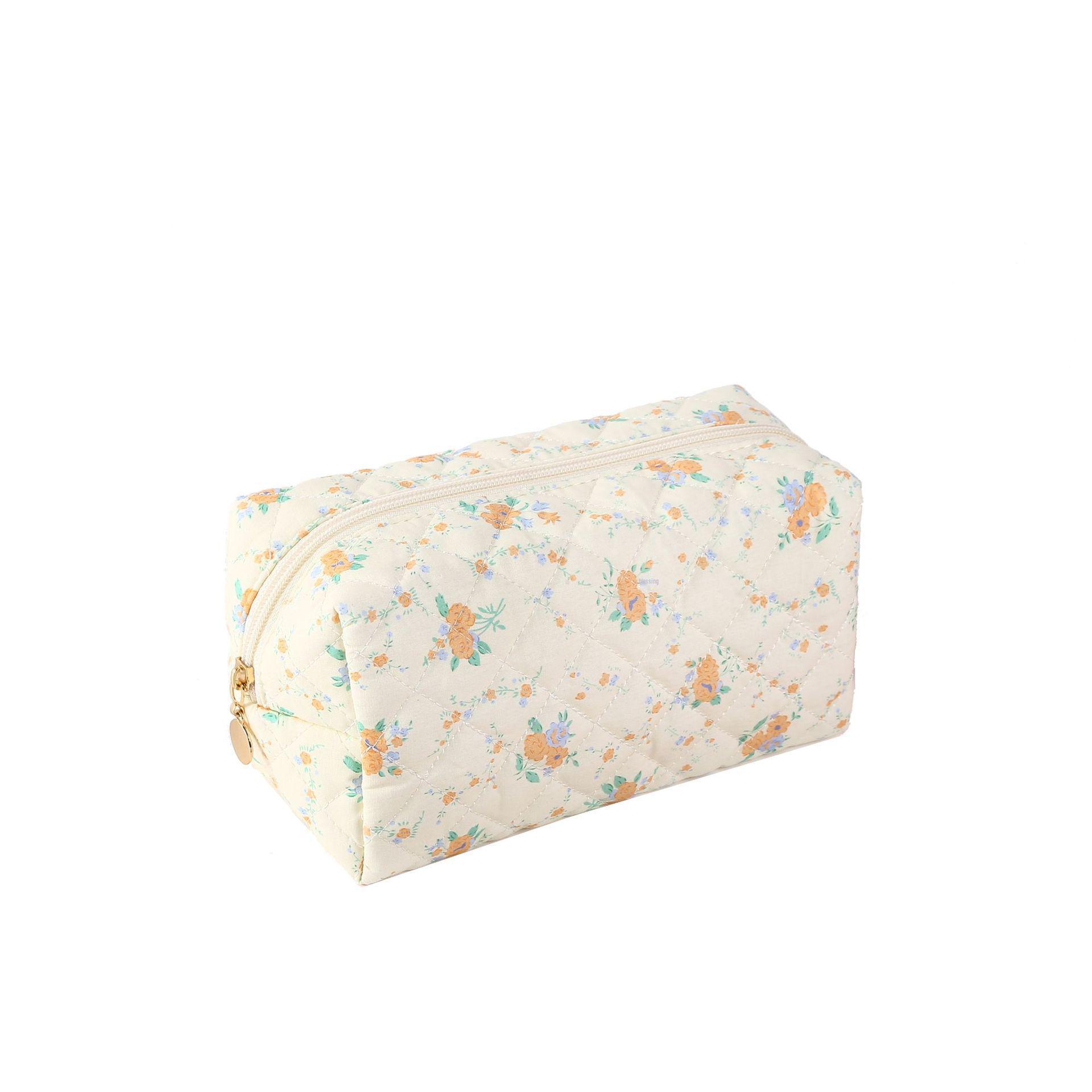 Большая вместительная стеганая дорожная косметичка с цветочным узором на молнии