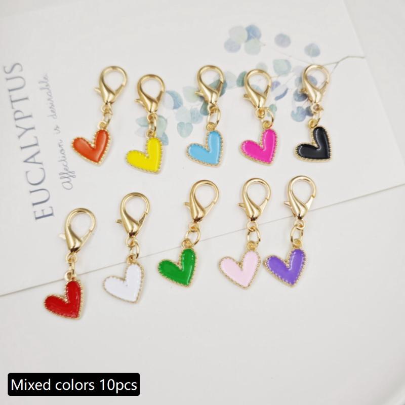 10 Stück Bunte Liebe Metall Schlüsselanhänger 10-teiliges Set Exquisiter Herzförmiger Anhänger Personalisierte Schlüsseldekoration Tasche Kleiner Anhänger
