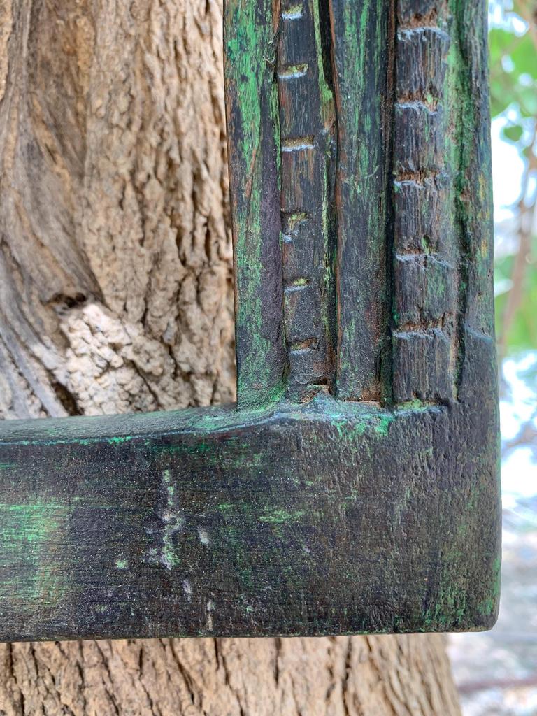 Rustikaler grüner Jharokha-Wandschmuck: Geschnitzter Holzfensterrahmen