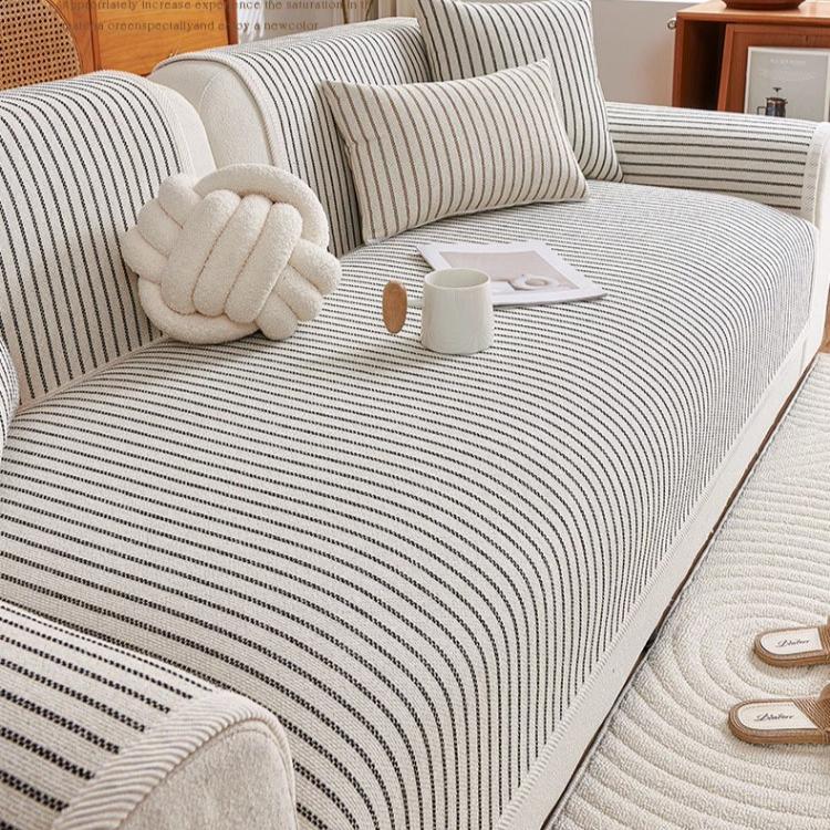 Das neue Sofakissen ist ein einfaches, modernes Vierjahreszeiten-Universalsofa, eine gerade Reihe, ein hochwertiges Sitzkissen, ein rutschfester Bezugsstoff, ein Handtuch
