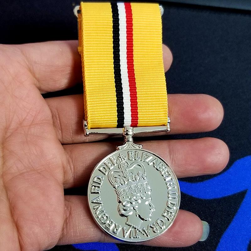 

Великобритания Значок Елизаветы металлический значок Коллекция сувениров