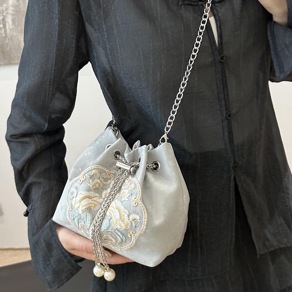 New Chinese bag women's 2025 new autumn and winter super fire versatile chain messenger bag popular national style portable bucket bag