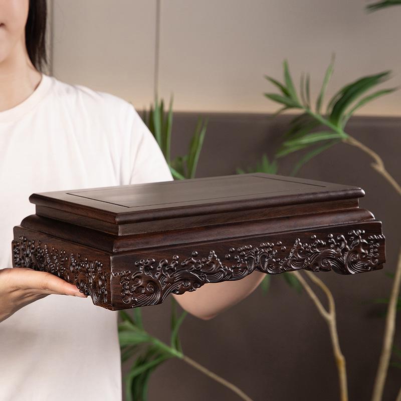 Socha Buddhy z palisandru a ručně vyráběné předměty Guanyin na podstavci z masivního dřeva s obdélníkovou vázou a kamenným bonsají