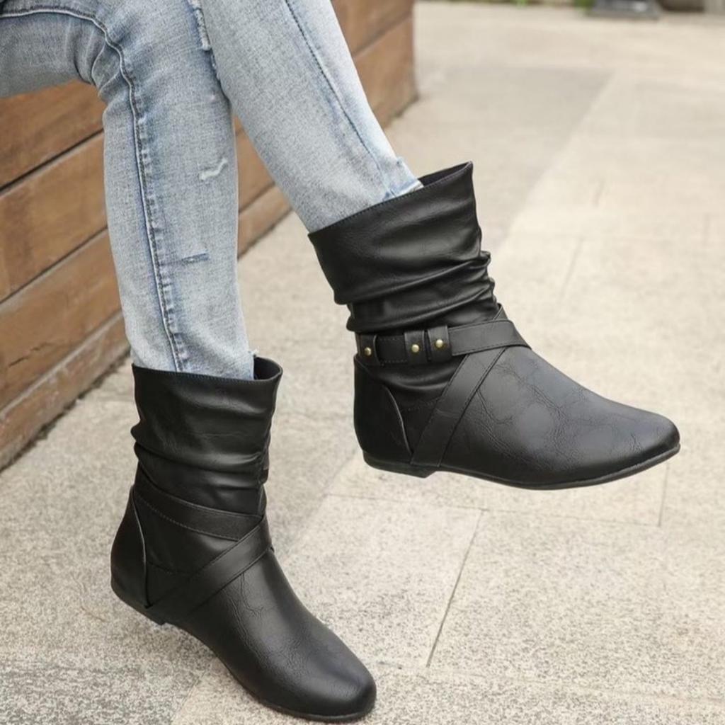 Fashion The 2025 autumn/winter new style of knight boots: large-sized flat belt-buckle women's boots with round toe leather surface