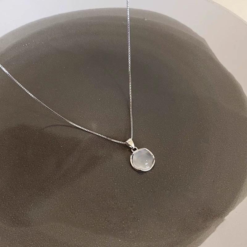 2025 Exquisite Cat's Eye Pendant Necklace for Women - Light Luxury Clavicle Chain, High-End and Versatile Accessory