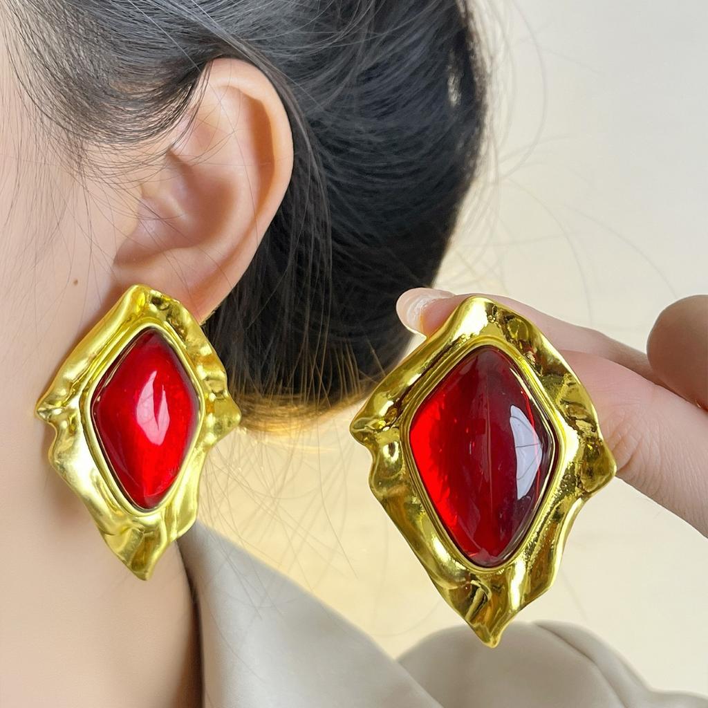 Retro, Light Luxury And High-end Geometric Leaf Pleated Diamond Gemstone Earrings, Fashionable And Elegant Heart-shaped Earrings For Women.