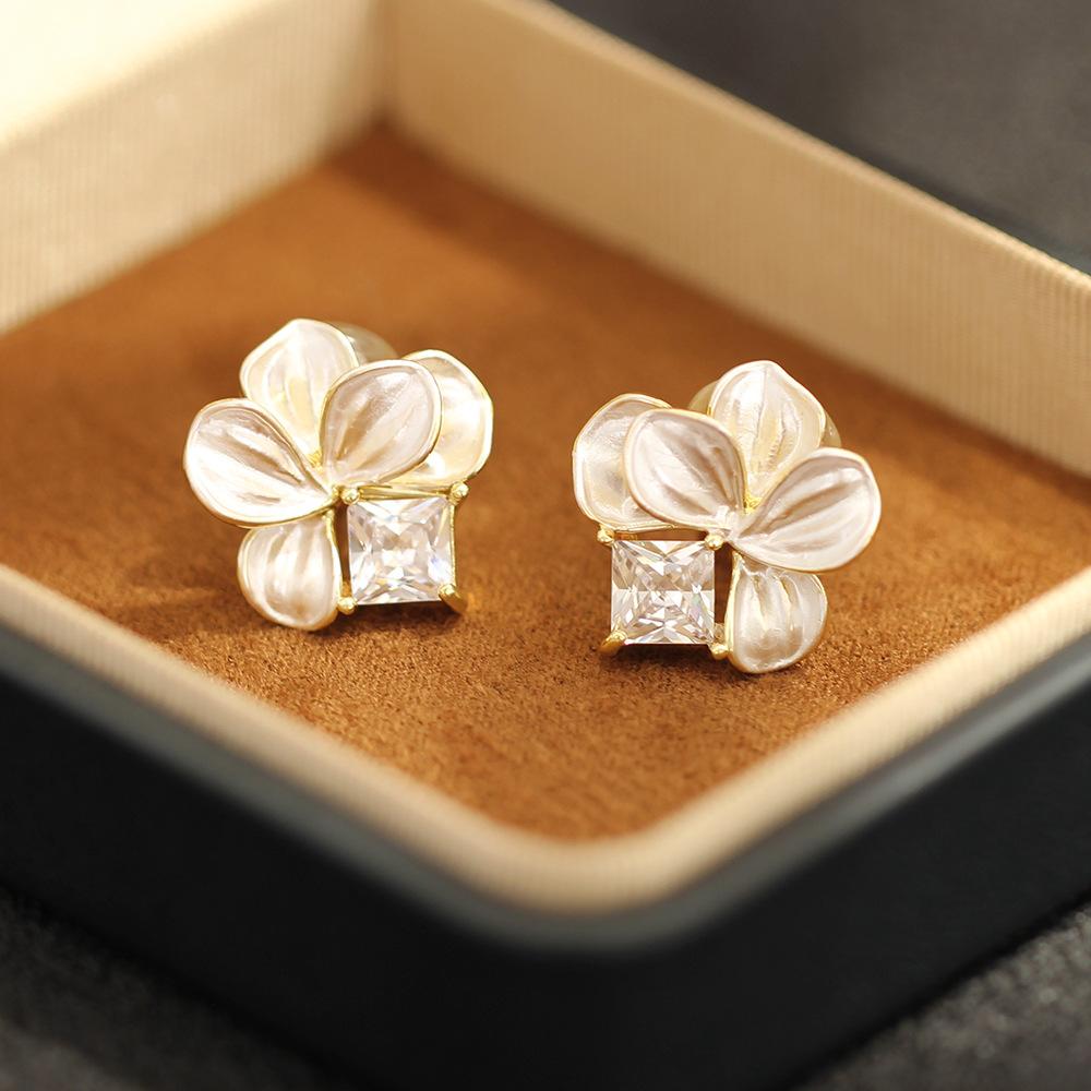 Sweet temperament, pink and white oil-dripping petal earrings, gold-plated stone-studded exquisite pierless earrings, earrings, women's earrings.