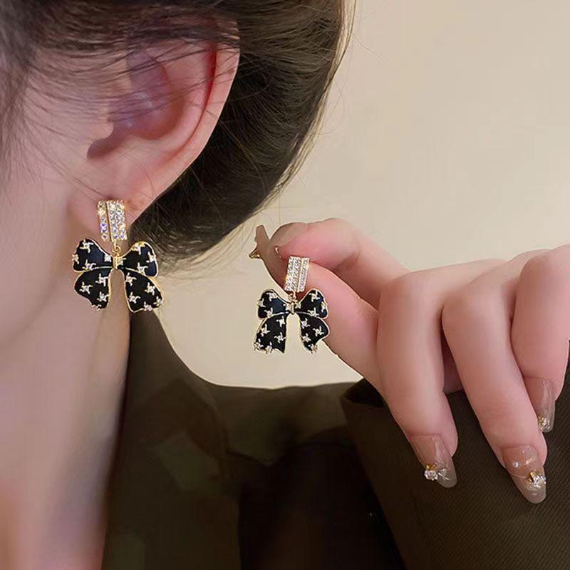 Retro Black Xiaoxiangfeng Stud Earrings Women's Fashion Elegance Temperament High-end Earrings Bow Love Versatile Earrings