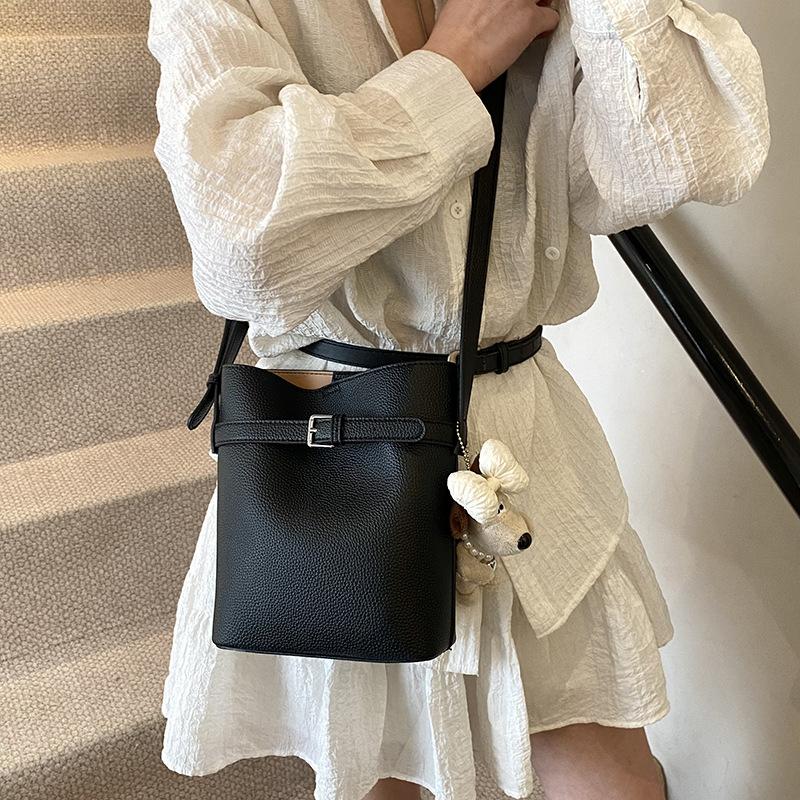 Large-capacity bags women's simple and versatile 2025 new casual shoulder armpit bags women's popular bucket bags this year