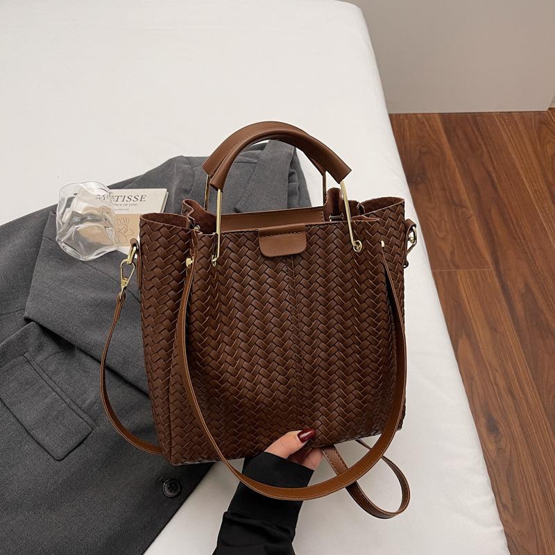 Simple Woven Pattern Portable Bucket Bag, New Niche Temperament Fashionable Women's Messenger Bag