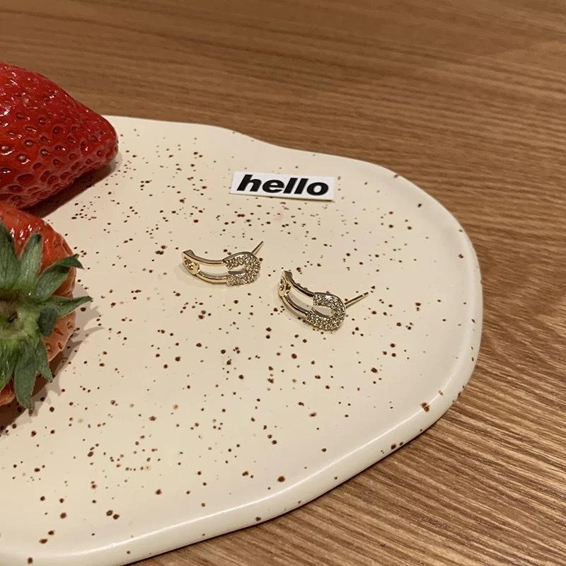 2Pcs Creative Angel Wings Ear Cuff Pin Earrings Unique Minimalist Wings Ear Clip For Women Fashion Jewelry Accessory Gifts