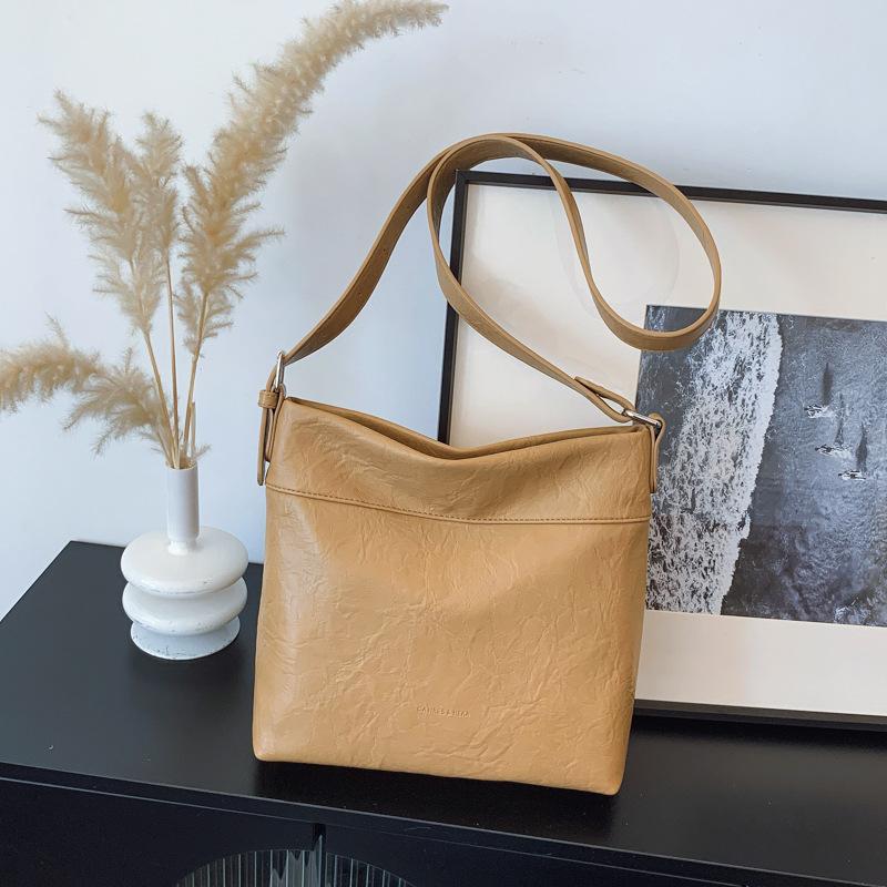Light Luxury High-end Bag Women's Spring and Summer New Retro Simple Bucket Bag Fashionable Shoulder Messenger Bag