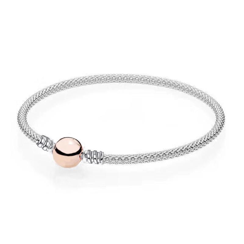 Eenvoudig zelf te maken slangenkettingarmband met Europese bedeltjes, een modieuze sieradenstijl voor dames, zoals die van Mary Poppins.