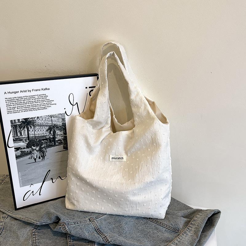 

Pleated Lazy Wind Shoulder Bag Women s New Trendy Light Niche Bag Girls Literary Versatile Tote Bag білий