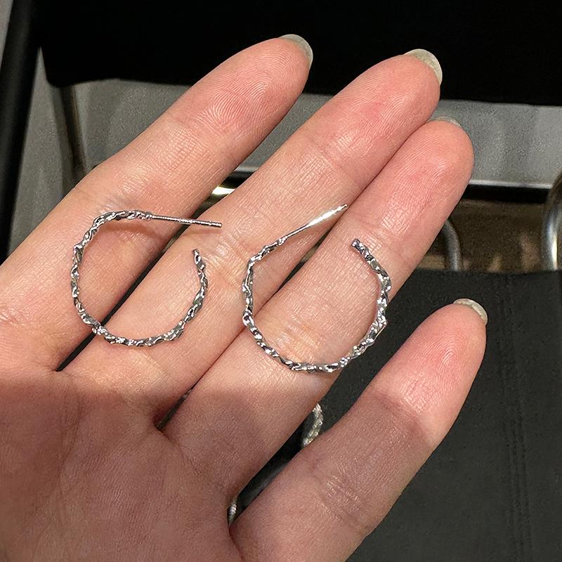 

Simple niche earrings design sense, high-grade cold wind stud earrings, silver needles, personalized Korean irregular earrings, women s new models 925 silver needle