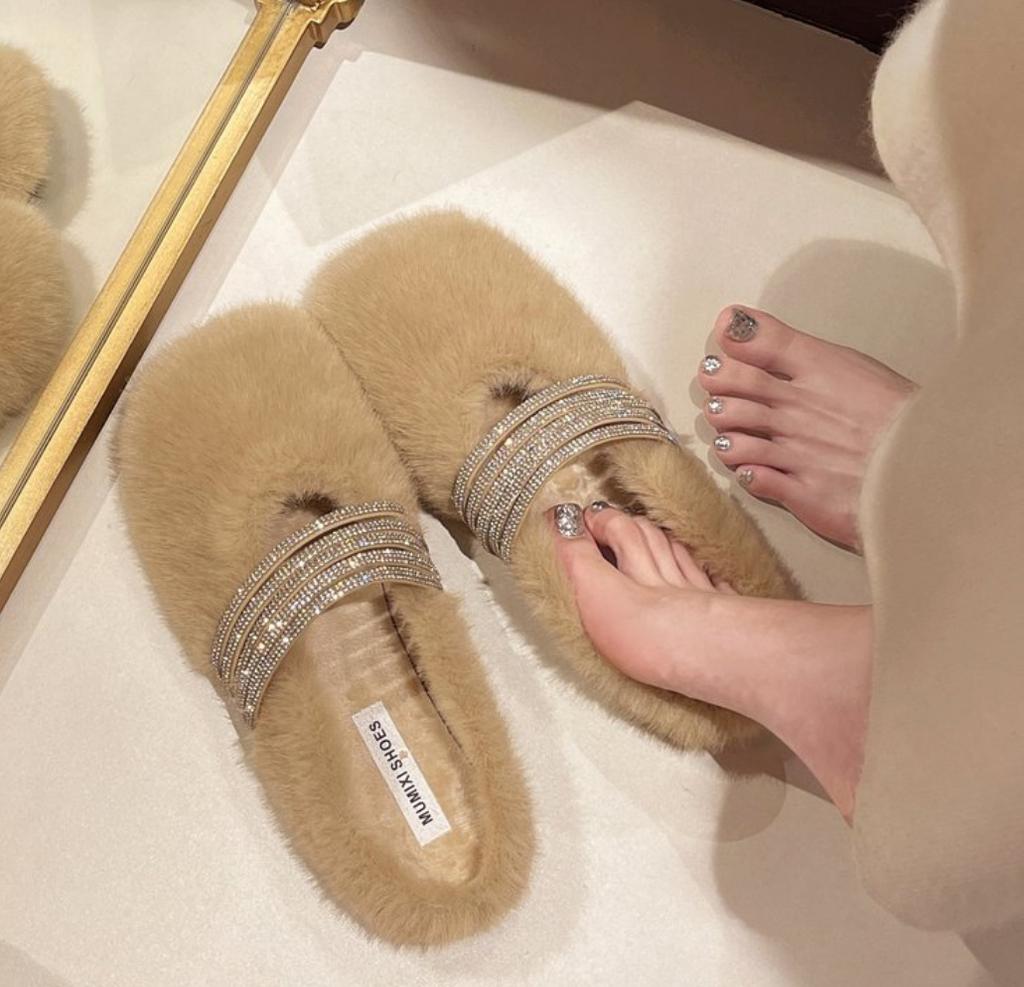 Fashion Winter Fashion Shining Rhinestone Women Fur Slippers Fluffy Fur Outward Soft Flat Shoes Elegant Women's Party Dress Mule Shoes