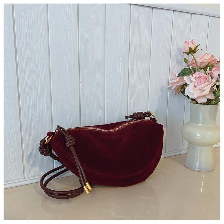 Korean version niche design dumpling bag women s 2025 new retro ins style foreign style messenger bag going out mobile phone bag