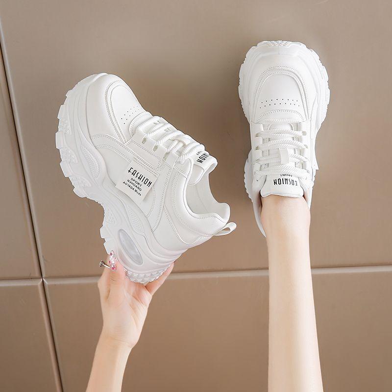 Zvýšení vnitřní výšky 22 podzim a zima nová kožená povrchová úprava malý muž ukazuje výšku platforma otcovské boty ležérní sportovní boty