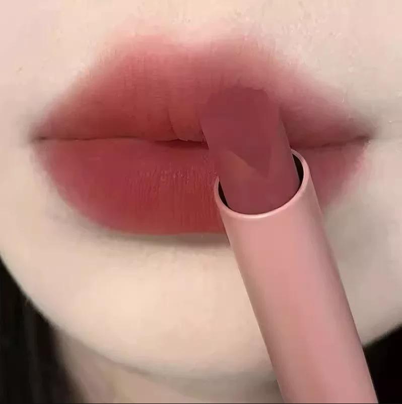 A Rich, High-End Look! Vintage True Red Elegant Matte Lipstick, Matte Lip Glaze, Lip Mud, High-End