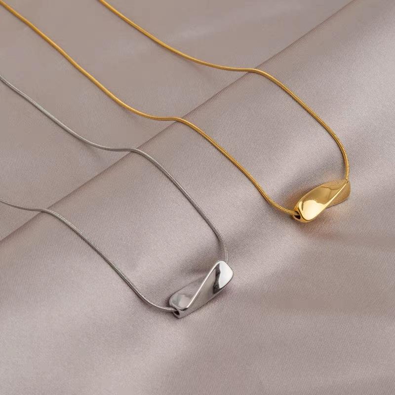 Mobius Geometric Knot Clavicle Necklace – Women s Unique Irregular Design Geometric Knot Necklace [Platinum]
