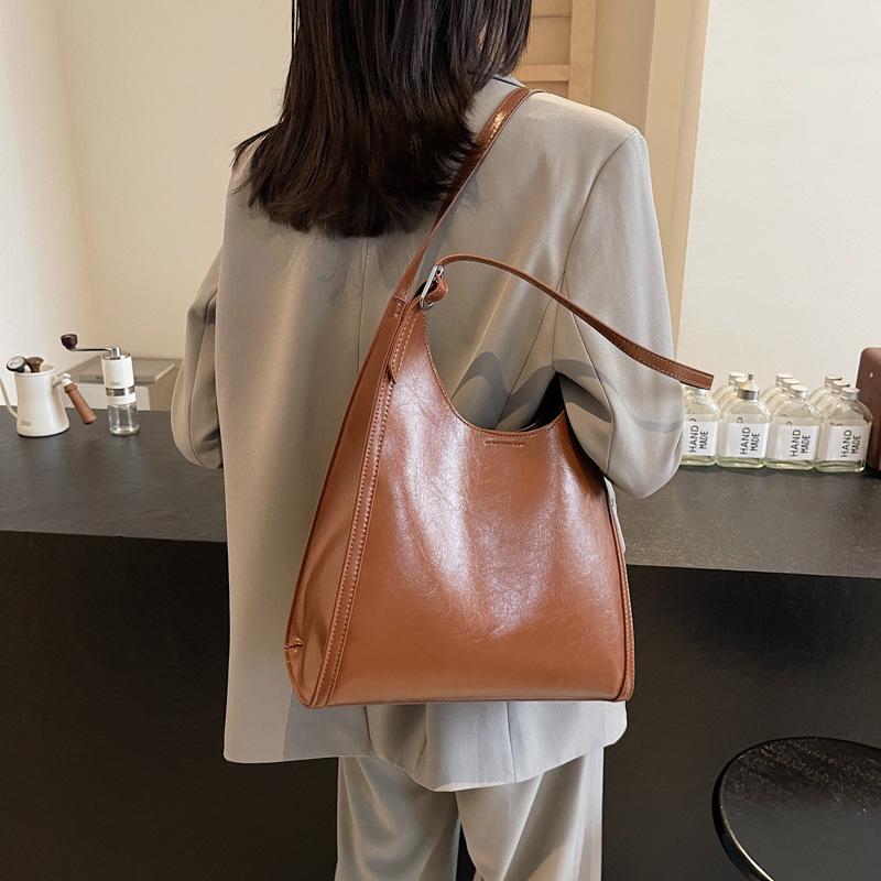 

High-quality underarm large-capacity versatile shoulder bag handbag new niche solid-color women s bag 29*13*32 чёрный