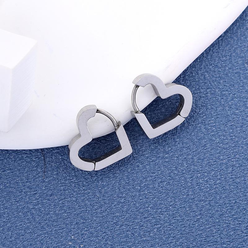 Серьги-гвоздики из титана и стали - Форма сердца. Позолота 18 карат. Уникальные и модные серьги-сердечки для мужчин и женщин. серебряный