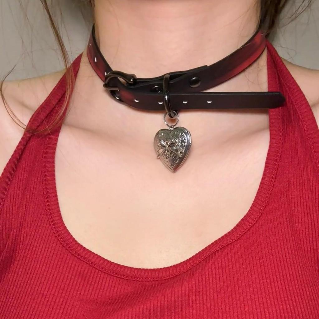 Chique Pittige Meisje Leren Bel Choker Ketting – Uniek Minderheidsontwerp