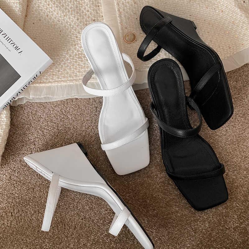 Nischen-Designgefühl Ein-Wort-Slipper Feenschuhe tragen 2024 neue Sommer Keilabsatz Französische kleine Sandalen Sandalen