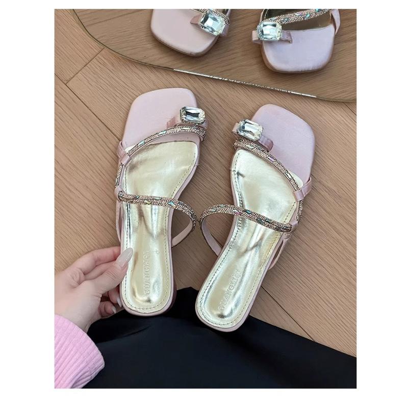 In the Summer of 2025, the New Gemstone Rhinestone Belt Cover Toe Middle Heel Sandals Are Popular Among Internet Celebrities, Fashionable and Versatil