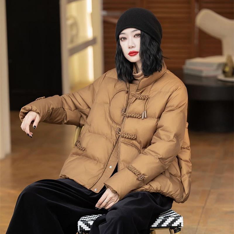 Guofeng Schnalle kurze Daunenjacke Damen 2025 Winter neue Mode Stehkragen Retro warm weiß Entendaunenjacke Tide