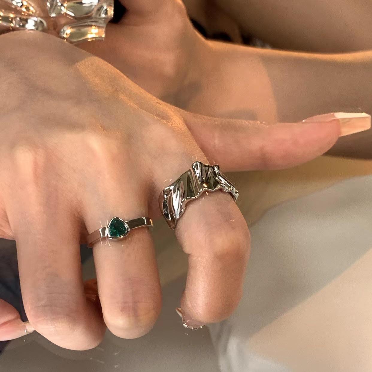 

2023 Роскошное кольцо в европейском франке Модное женское кольцо из двух частей Набор из двух частей Регулировка открытия Алмазная летучая мышь Резьба Очарование Вечеринка Старинные ювелирные изделия Панк-кольцо серебряный