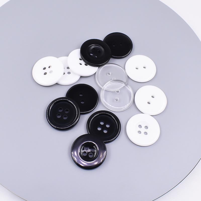 Czarno-białe guziki żywiczne do mundurów: Wszechstronny do odzieży roboczej i kurtek szefa kuchni
