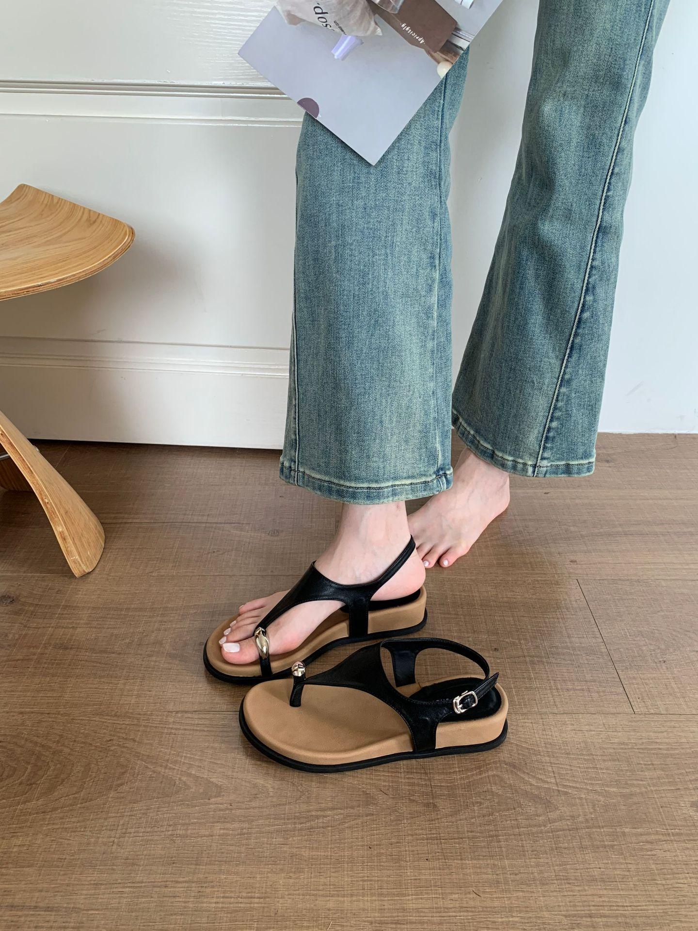 

Металлическая пряжка, закрытый носок, плоские сандалии, лето 2025, новая мода, уличная обувь, темперамент, пляжная, римские сандалии, крутые шлепанцы 39 чёрный