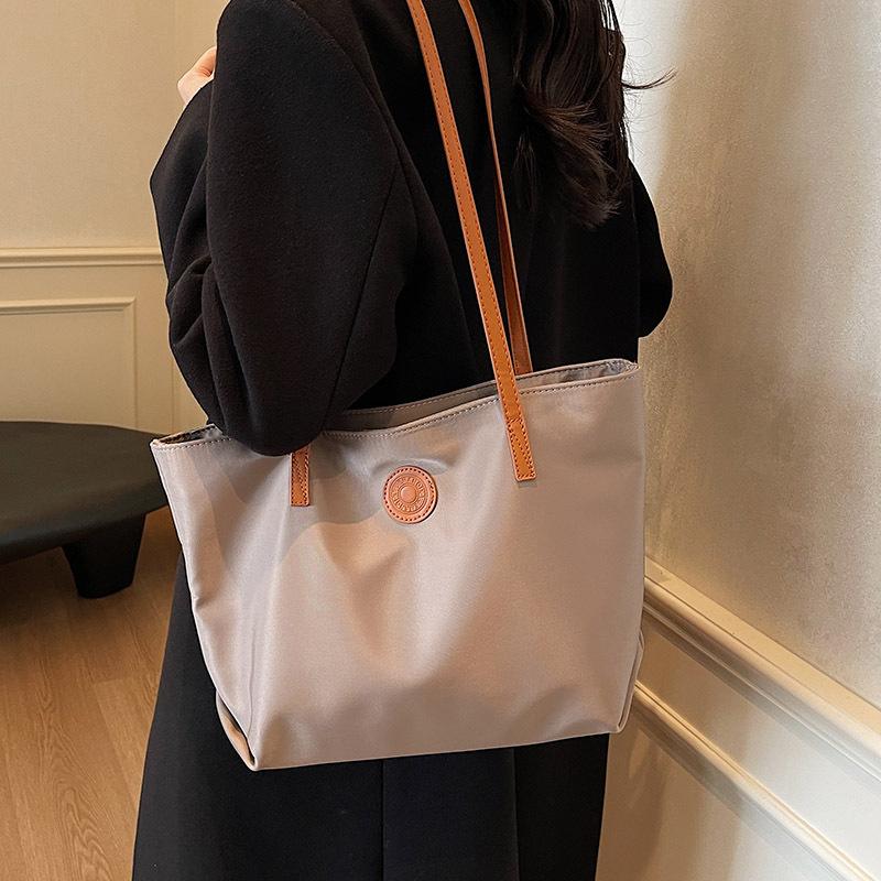 Casual women's bag shoulder bag 2025 autumn new large-capacity tote bag wind handbag commuting class